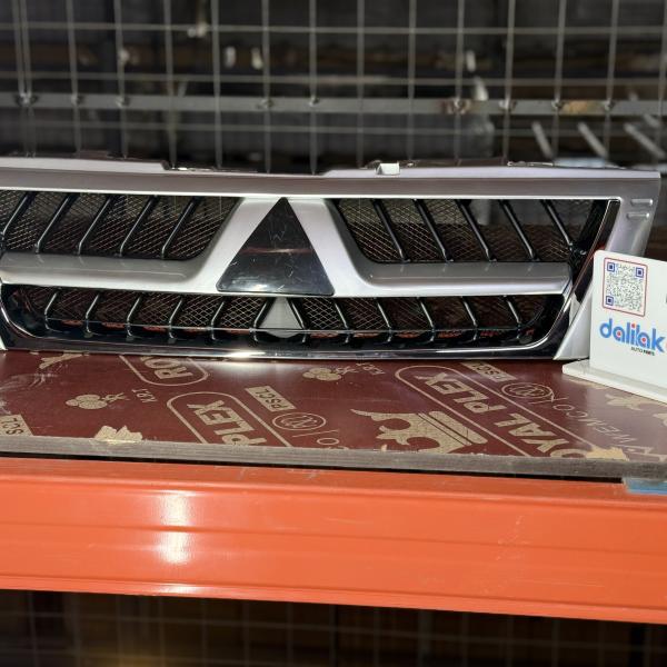 شباك امامي باجيرو 2003-2007 ابيض