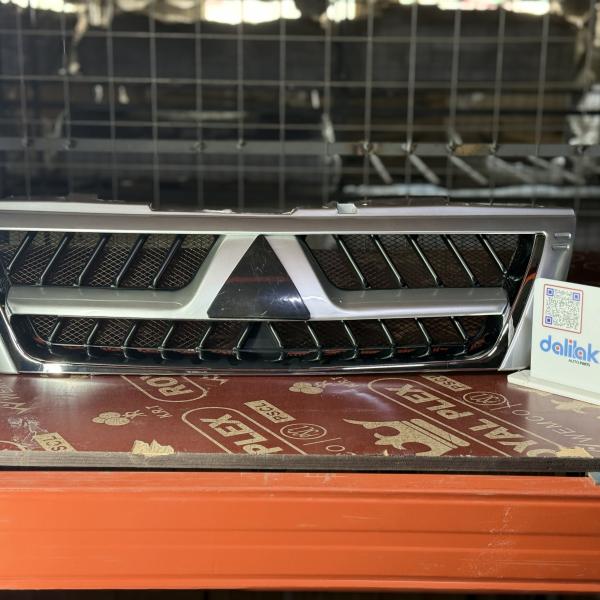 شباك امامي باجيرو 2003-2007 ابيض